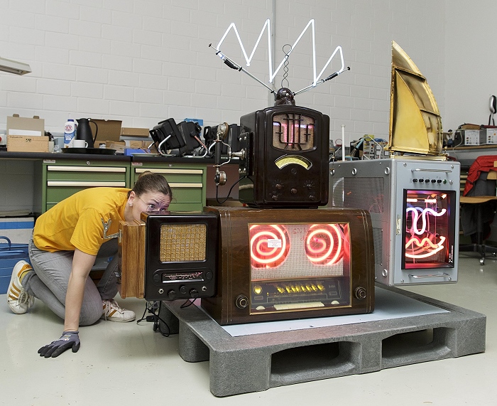 Restauratorin Julia Hammerschmied ahmt im temporären Atelier in Heusenstamm die Assemblage des Pre Bell Man nach, © Museum für Kommunikation Frankfurt