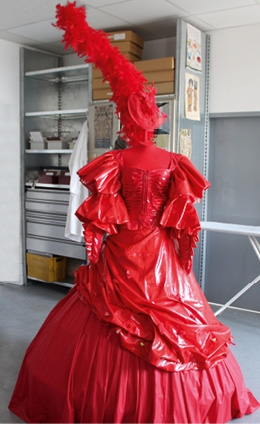 Rekonstruktion von Reifrock und Hut: Kostüm aus 'Freak Orlando', Ulrike Ottinger, 1981, Stiftung Deutsche Kinemathek, Foto: Barbara Schröter