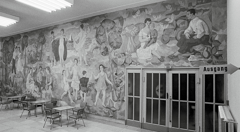 Gerhard Richter (*1932), Lebensfreude, 1956, Wandgemälde im Treppenfoyer Süd des Deutschen Hygiene- Museums, Zustand 1969; © Sammlung DHMD, Foto: Erich Auerbach; für das Wandgemälde: © Gerhard Richter 2024 (01022024), courtesy Gerhard Richter Archiv Dresden