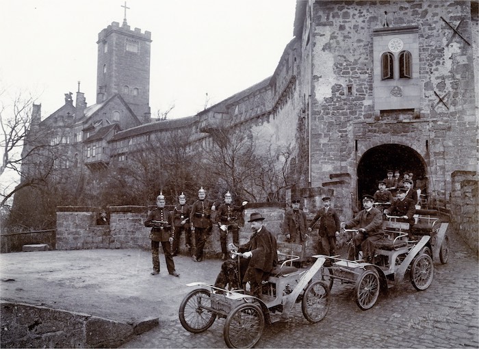 ‘Frühlingsfahrt auf die Wartburg‘ mit den Wartburg-Motorwagen der Eisenacher  Fahrzeugfabrik im März 1900,  Wilhelm Hermann, 1900, Fotografie, Wartburg-Stiftung Eisenach