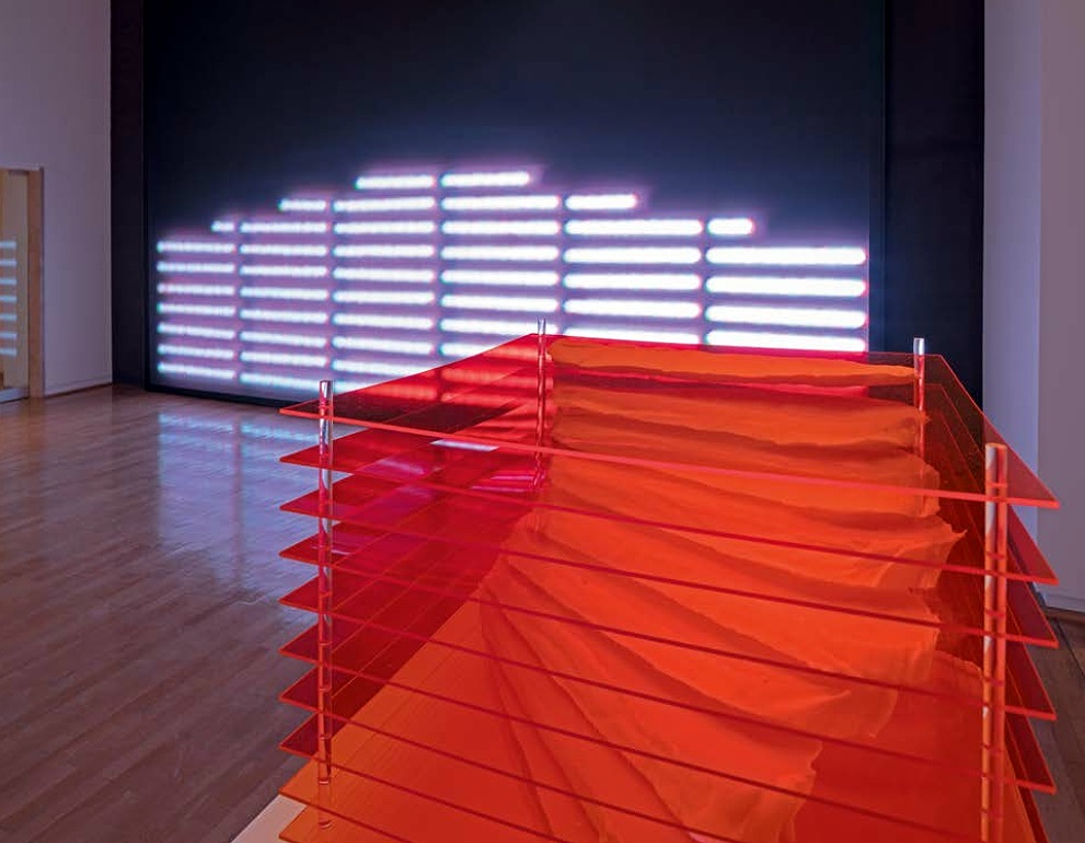 Installationsansicht, Peter Weibel - (Post-)Europa? im KOG, 2020  v.: Peter Weibel, Polster, aus der Serie: Scanned Objects, 1991;  h.: Peter Weibel, Klangkanal, 2012, ZKM | Zentrum für Kunst und Medien Karlsruhe  Technisches Konzept: Manuel Weber, Softwareentwicklung: Nikolaus Völzow  Kunstforum Ostdeutsche Galerie, Regensburg, Foto: Uwe Moosburger, www.altrostudio.de