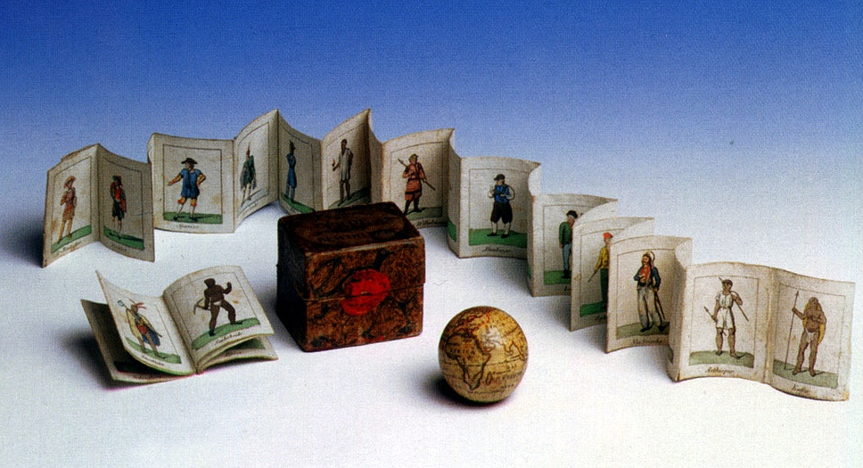 Kleine Weltkugel mit Leporello Erdenbewohner, 21 und 7 handkolorierte Lithographien, 18. Jh., Sammlung Gudrun Scholtz-Knobloch vormals Spielzeug- und Kinderwelt-Museum Steinhude, Forschungsstätte für Frühromantik und Novalis-Museum Schloß Oberwiederstedt © Foto: Christoph Sandig, Leipzig 