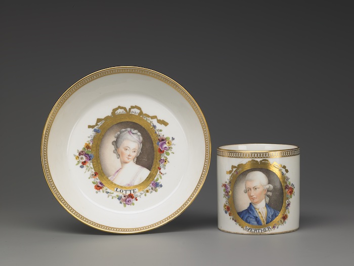 Johann Georg Loehning (Porzellanmaler) nach Daniel Nikolaus Chodowiecki, Tasse mit Porträt Werthers, Untertasse mit Porträt Lottes, um 1790, Meißen, Porzellan, bemalt und vergoldet, Foto: Frankfurter Goethe-Haus – Freies Deutsches Hochstift, Frankfurt am Main