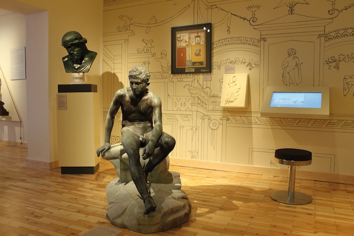 Tast-Objekt und interaktives Terminal in der neuen Winckelmann-Ausstellung, Foto: Archiv Winckelmann-Gesellschaft e.V. mit Winckelmann-Museum, Stendal