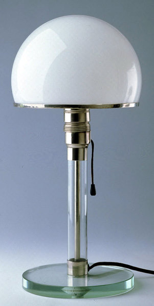 Jucker / Wagenfeld, Tischleuchte 1923/24, Foto: Bauhaus-Archiv Carl Jucker und Wilhelm Wagenfeld, Tischleuchte 1923/24 Messing vernickelt, Glas, Opakglas, Foto: Bauhaus-Archiv