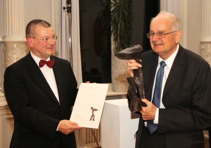 Festakt Maecenas-Ehrung 2013, Überreichung der Urkunde und Ehrengabe: Dr. Christian Dräger, Maecenas-Preisträger 2013, Dr. Andrea Fadani, Vorsitzender des AsKI (links); Foto: Margret Witzke, Lübeck