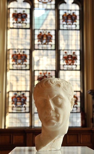 Marmorkopie eines originalen Bildniskopfes des Gaius Cilnius Maecenas (ca. 65/62–9 v. Chr.) beim Festakt in der Oberen Halle des Bremer Rathauses, Original im Museo Archeologico Nazionale in Arezzo; Foto: Sven Kloker, Event-Documentation.com Copyright © 2012 Innovation Durch Design