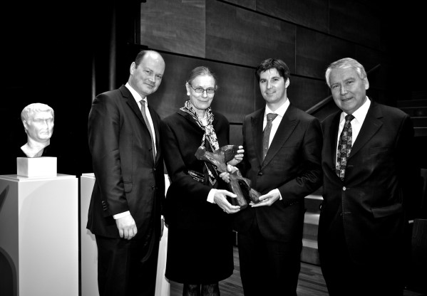 Festakt Maecenas-Ehrung 2010: Dr. Ingeborg Berggreen-Merkel, Abteilungsleiterin beim Staatsminister für Kultur und Medien und (v.r.n.l.) Prof. Dr. Volkmar Hansen, Vorsitzender des AsKI; Daniel Müller-Schott, Laudator; Dr. Philipp Adlung, ehemaliger Direktor des Beethoven-Hauses, Bonn, mit der Bronze-Ehrengabe des Künstlers Manfred Sihle-Wissel, Foto: Mani Wollner, Bonn